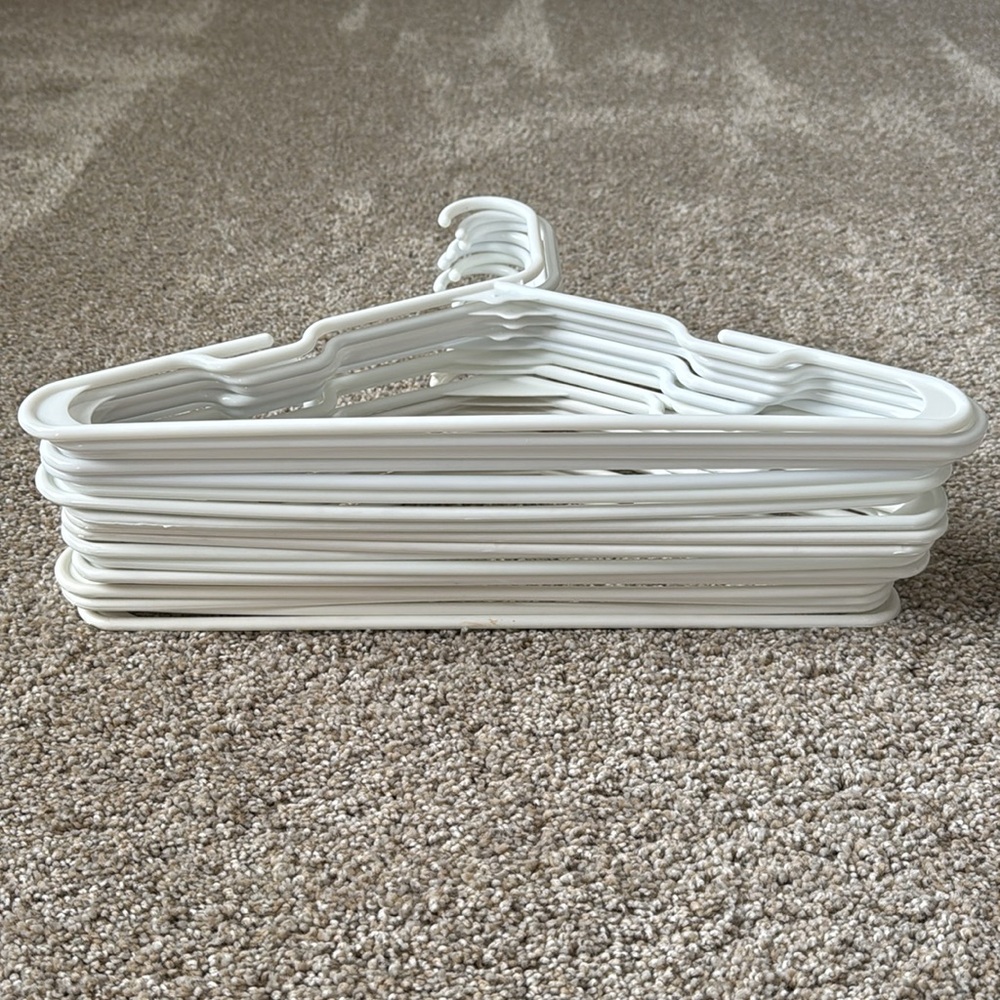 Mainstays Plastic Clothing Hangers (22) - Picture 6 of 10
